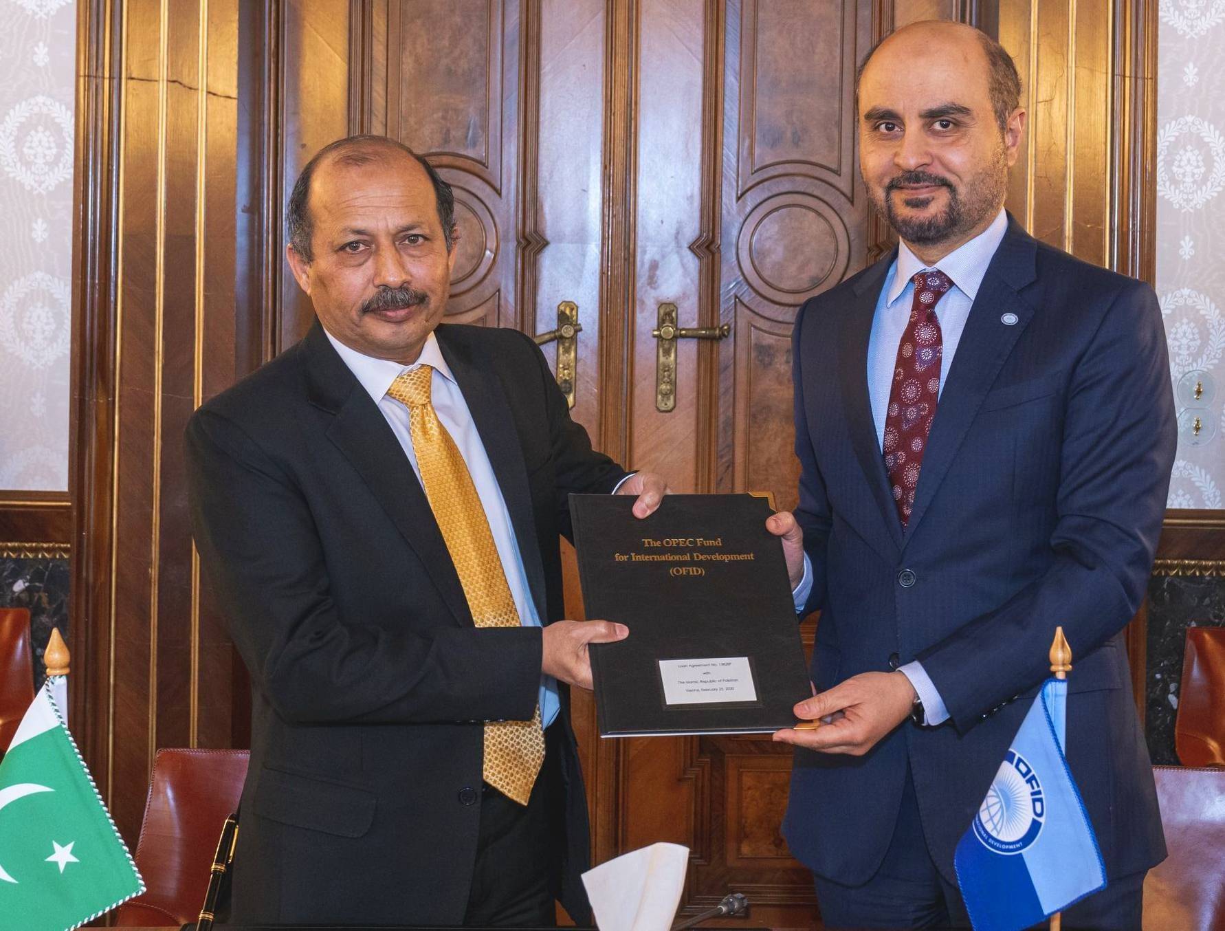 OPEC Fund Director-General Dr Abdulhamid Alkhalifa (right) with Ambassador of Pakistan Mansoor Ahmad Khan.