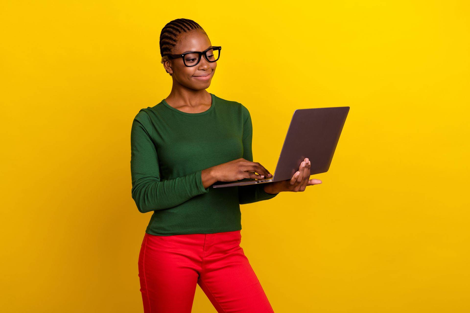 2023_OFQ4_Woman with laptop yellow.jpg 2023_OFQ4_Woman with laptop yellow.jpg
