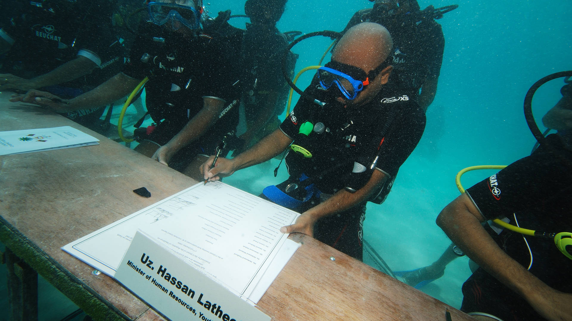 2025_OFQ2 Maldives underwater meeting.jpg 2025_OFQ2 Maldives underwater meeting.jpg