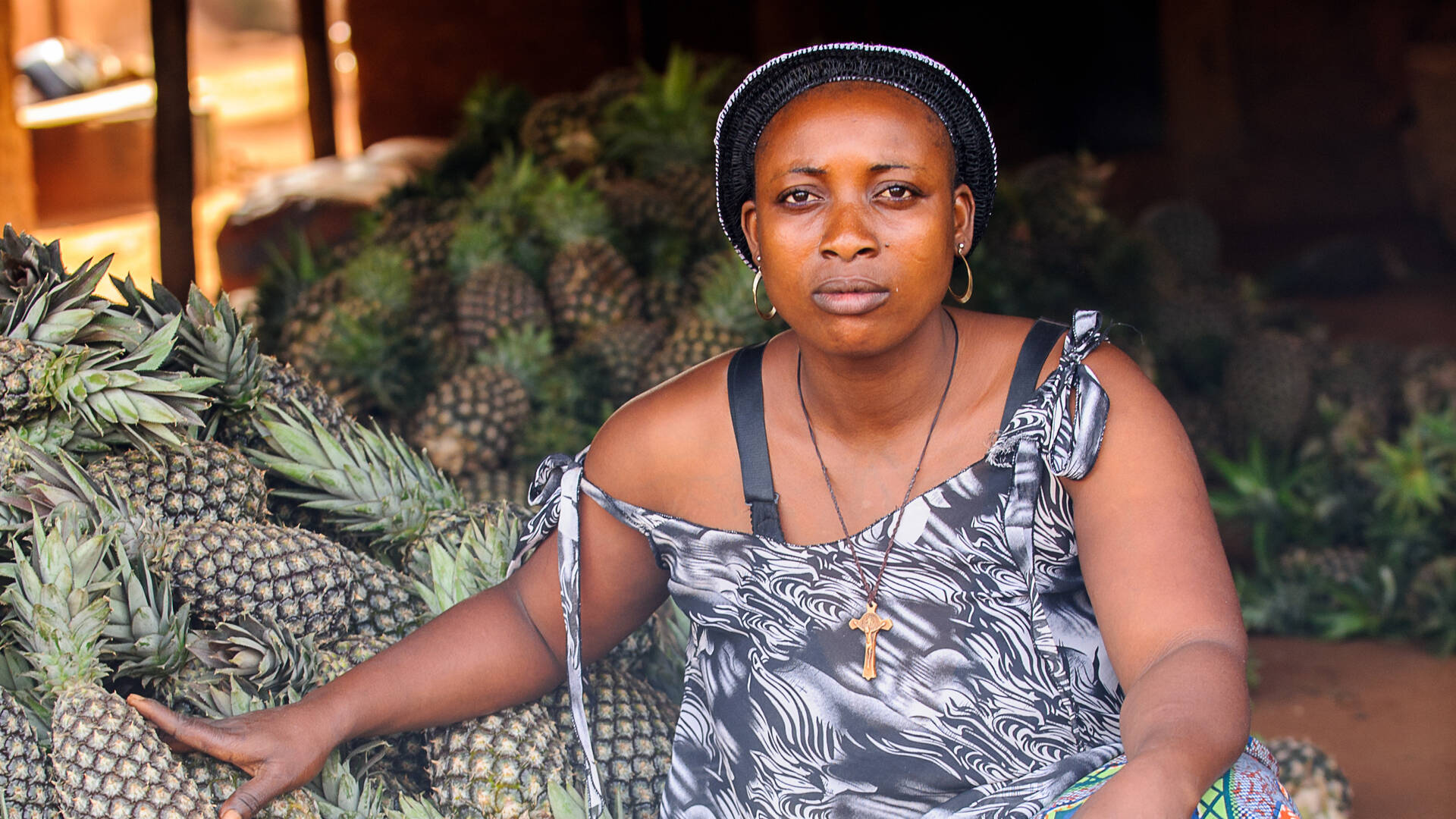 2026_OFQ3_Lady with pinapples.jpg