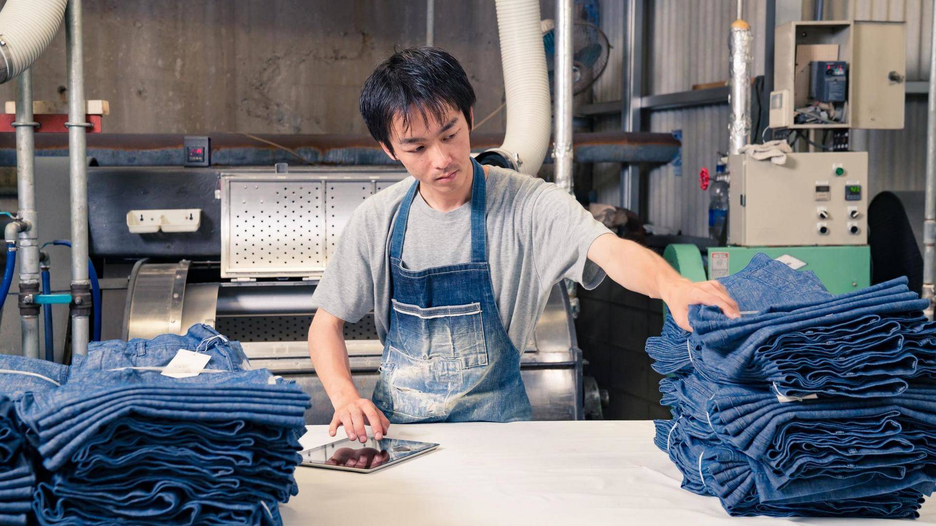 2025_OFQ2 Jeans worker.jpg 2025_OFQ2 Jeans worker.jpg