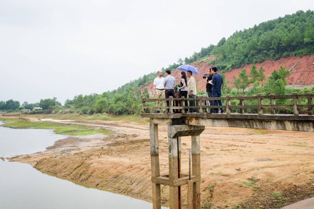 The OPEC Fund’s delegation visits the Co Lan reservoir, Ky Bac Commune, Ky Anh District.