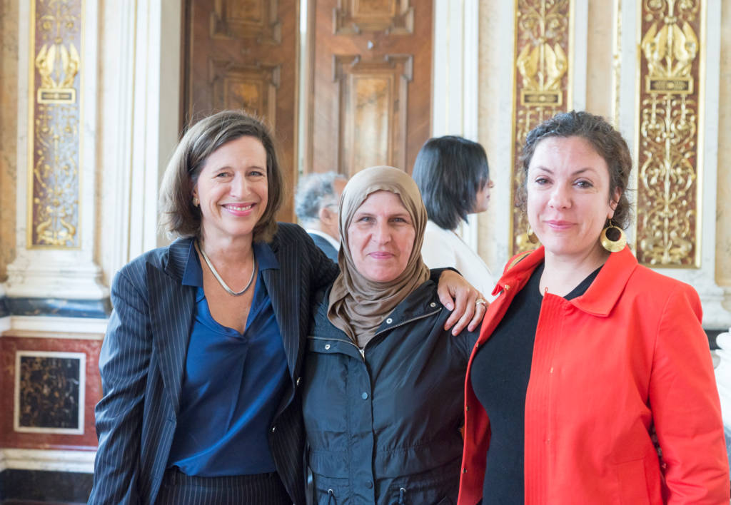 Doaa’s mother (center) with Melissa Fleming (left), Spokesperson UNHCR, and Zahra Mackaoui (right)