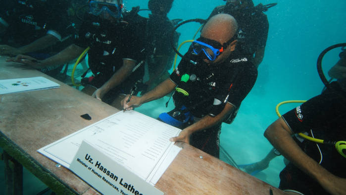 2025_OFQ2 Maldives underwater meeting.jpg 2025_OFQ2 Maldives underwater meeting.jpg