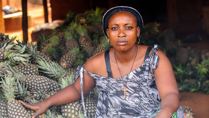 2026_OFQ3_Lady with pinapples.jpg
